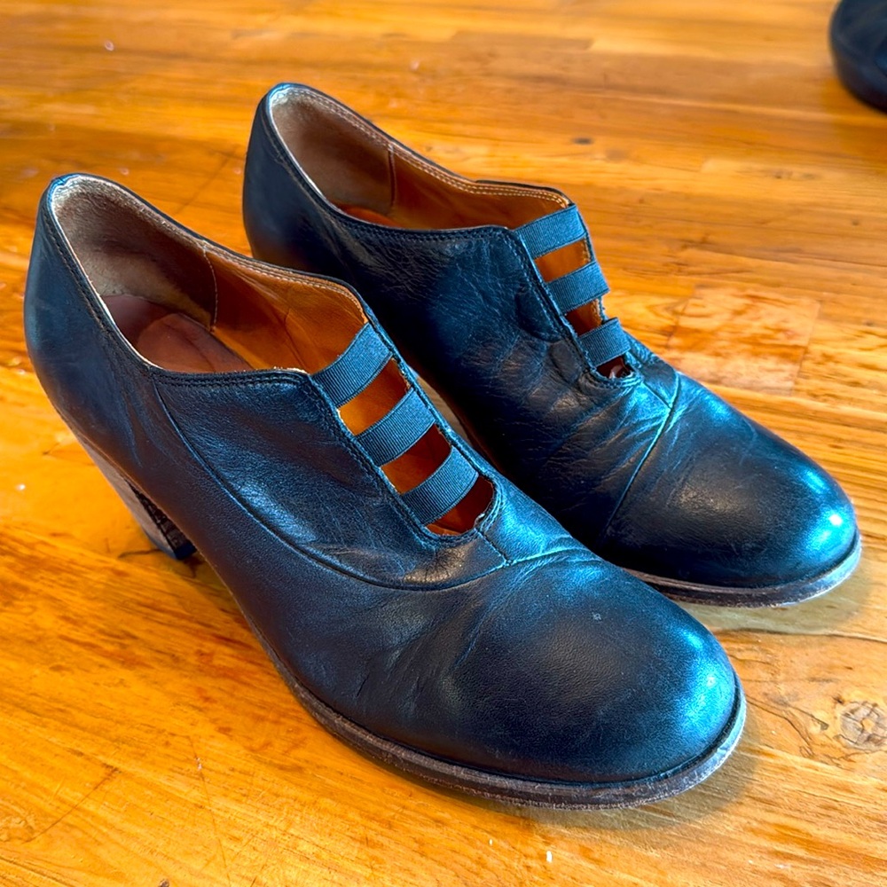 Vero Cuoio Italian Leather pumps with cutout detail